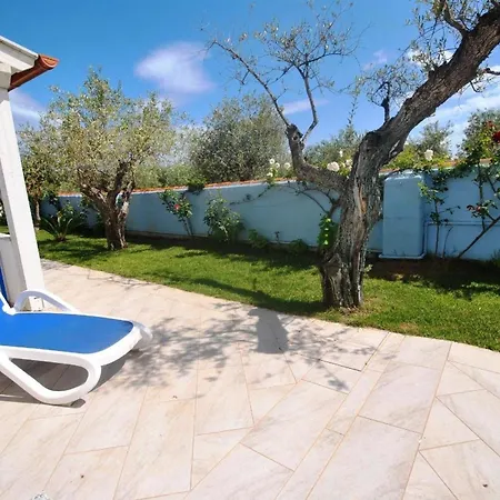 Apartamento Sonnige Ferienwohnung In Mit Grossem Garten